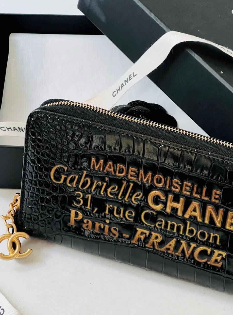 Foto de carteira Chanel seminova.