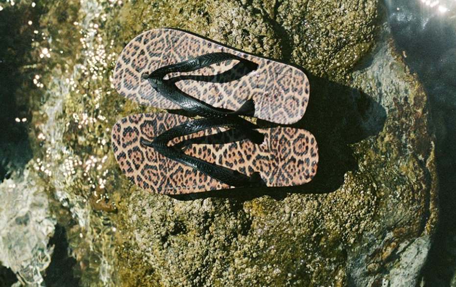 Foto de havaianas com a Saint Laurent.