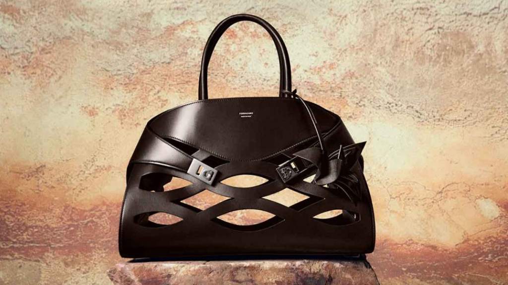 Foto da Nova versão da Bolsa Hub da coleção Ferragamo Sustentável Back to Earth.