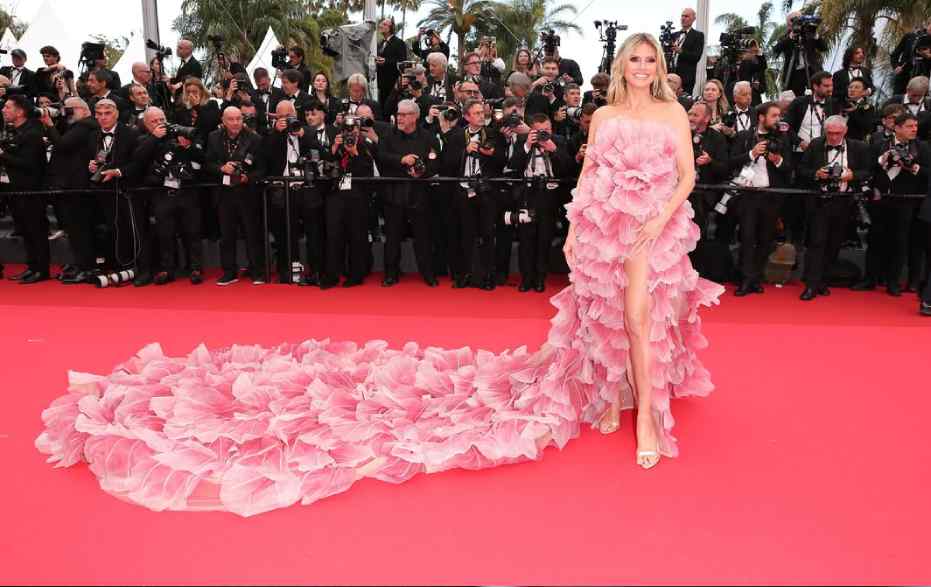Foto de Hedi Klum na tapete vermelho de Cannes com um Vestido Elie Saab. A modelo está entre as mais bem vestidas desse ano.
