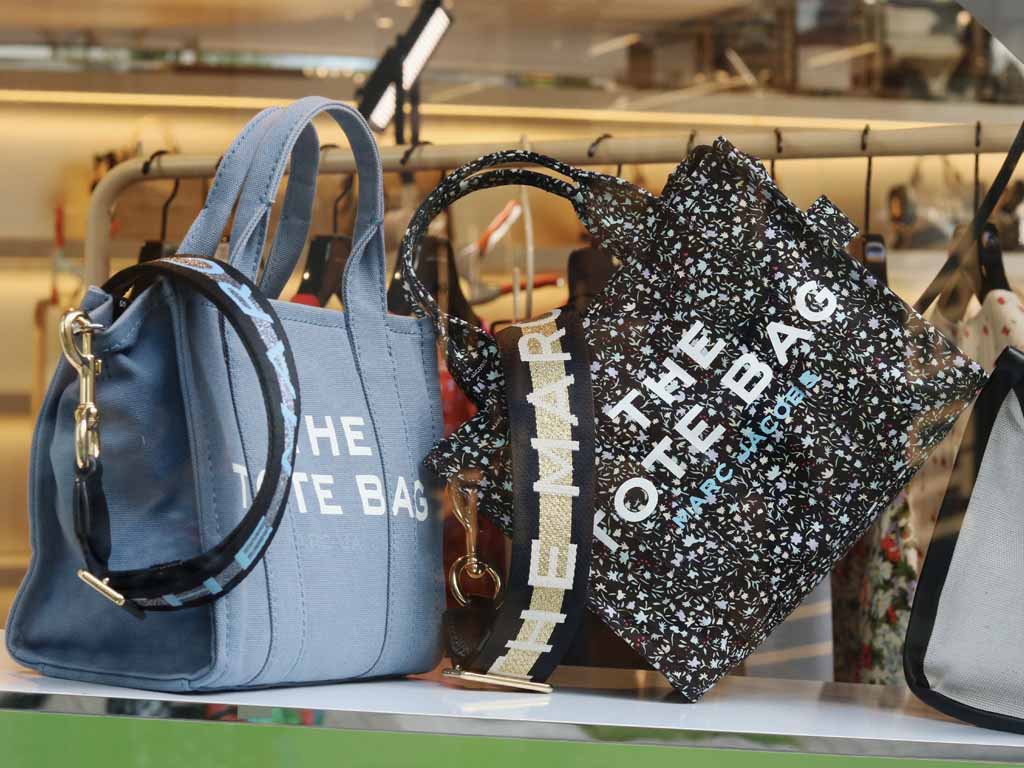 Foto da The Tote Bag da Marc Jacobs uma das maiores marcas americanas de bolsas de luxo.