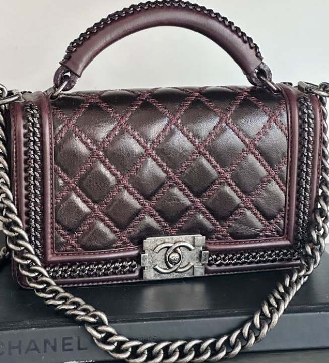 Foto da bolsa chanel um dos investimentos da moda francesa.