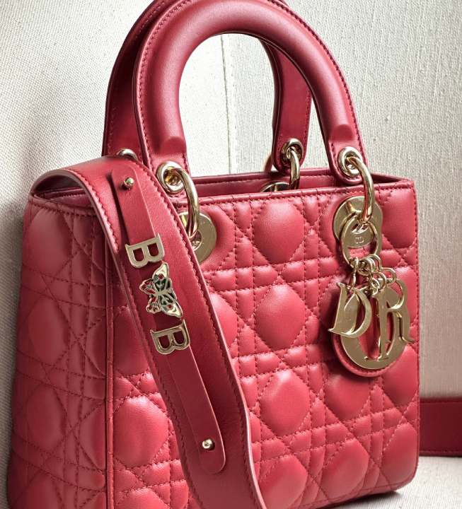 Foto da Bolsa Lady Dior um dos melhores investimentos da moda francesa de luxo.