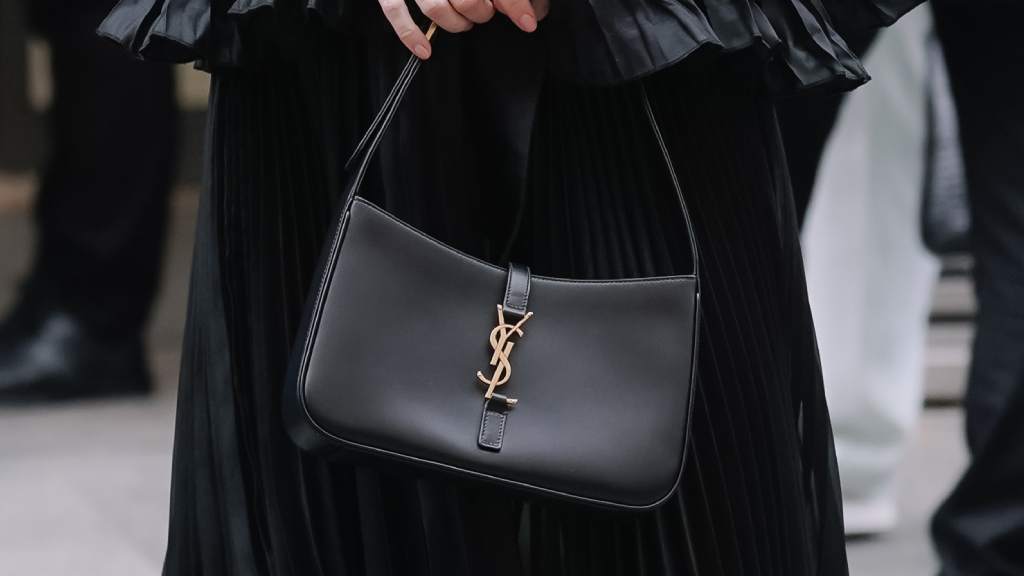 os-acessorios-saint-laurent-que-bombam-na-super-sale-das-maes-do-etiqueta-unica-2025-300425 (1)