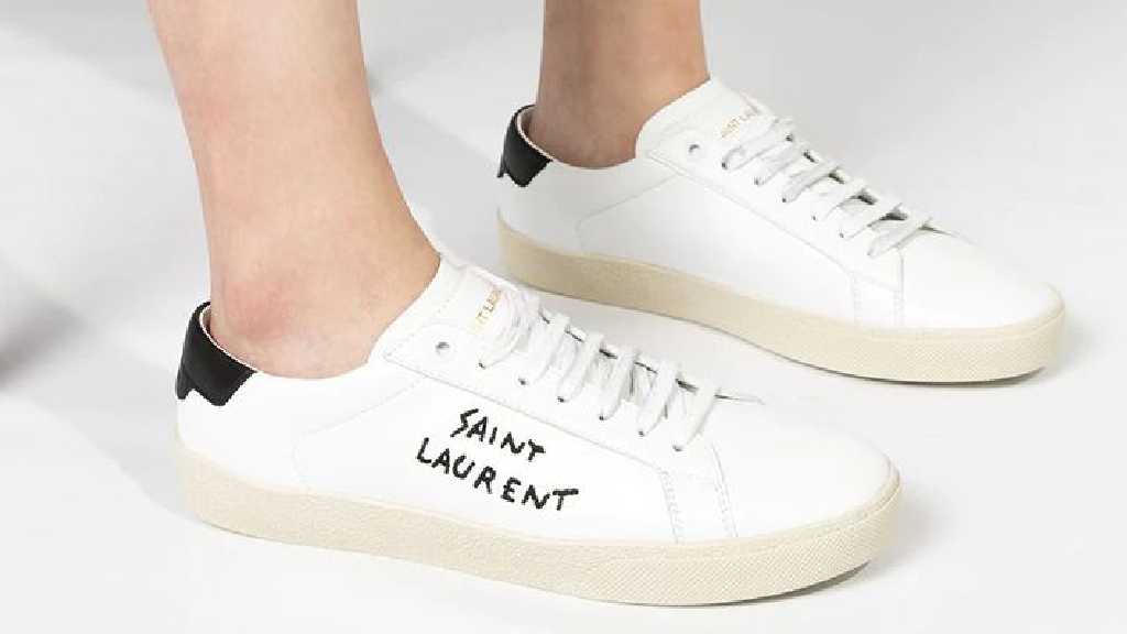 Foto do modelo Court da Yves Saint Laurent, um dos melhores tênis das marcas francesas de luxo.