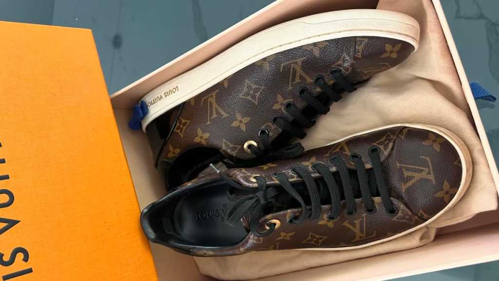 Foto do modelo Fr9ntrow da Louis Vuitton,um dos melhores tênis das marcas francesas de luxo.