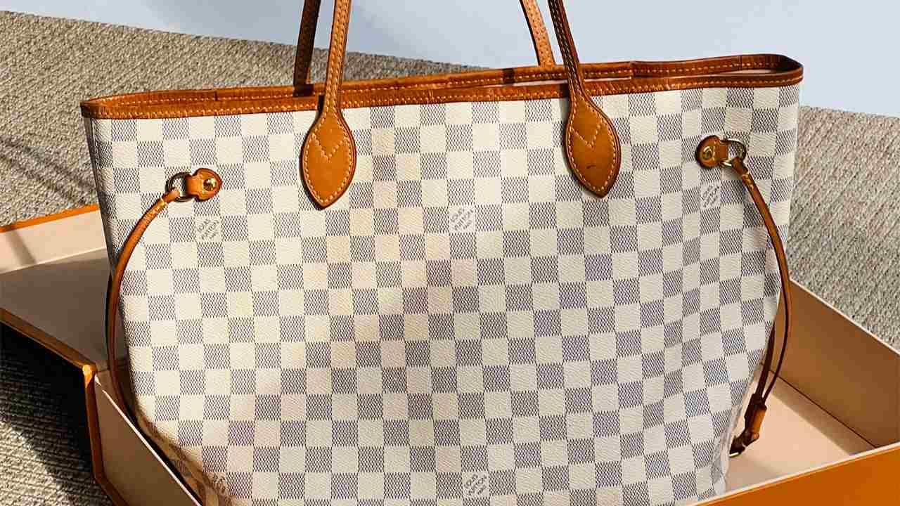 Foto da neverfull uma das top bolsas de luxo para ir para a faculdade.