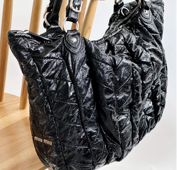 Foto de bolsa de luxo de verniz da Miu Miu.