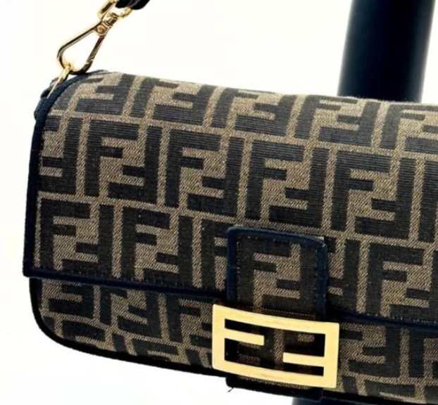 Foto das curiosidades de Piperpaolo Piccioli novo estilista da Balenciaga que esteve na fendi durante a criação da bolsa baguette que aparece na imagem.