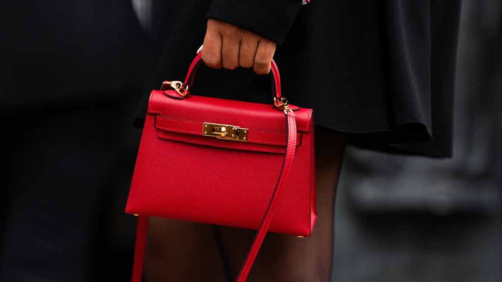 Mystery-at-the-Grooms-Hermes-mergulha-em-sua-herancca-equestre-em-instalacao-em-Nova-York-170625