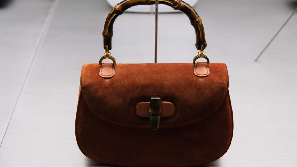 Por-que-as-Bolsas-de-Camurca-Marrom-sao-os-acessorios-da-Vez-a-gucci-mostra-270625