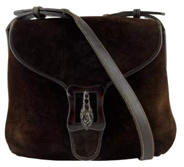 Foto de modelo de bolsa vintage da Gucci em camurça.