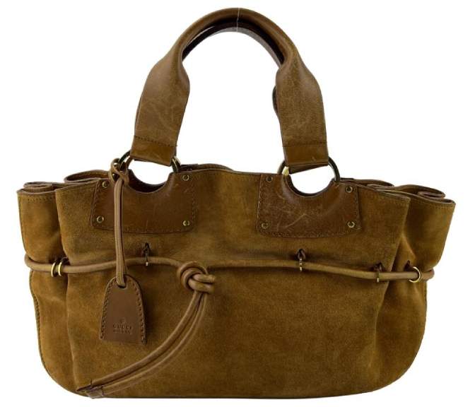 Foto de uma das bolsas de camurça marrom da Gucci tendência no inverno 2025.