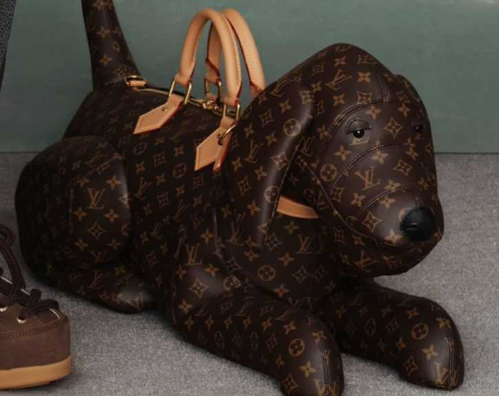 Foto Nova Bolsa Louis Vuitton em formato de cachorro da raça Fox Terrier.