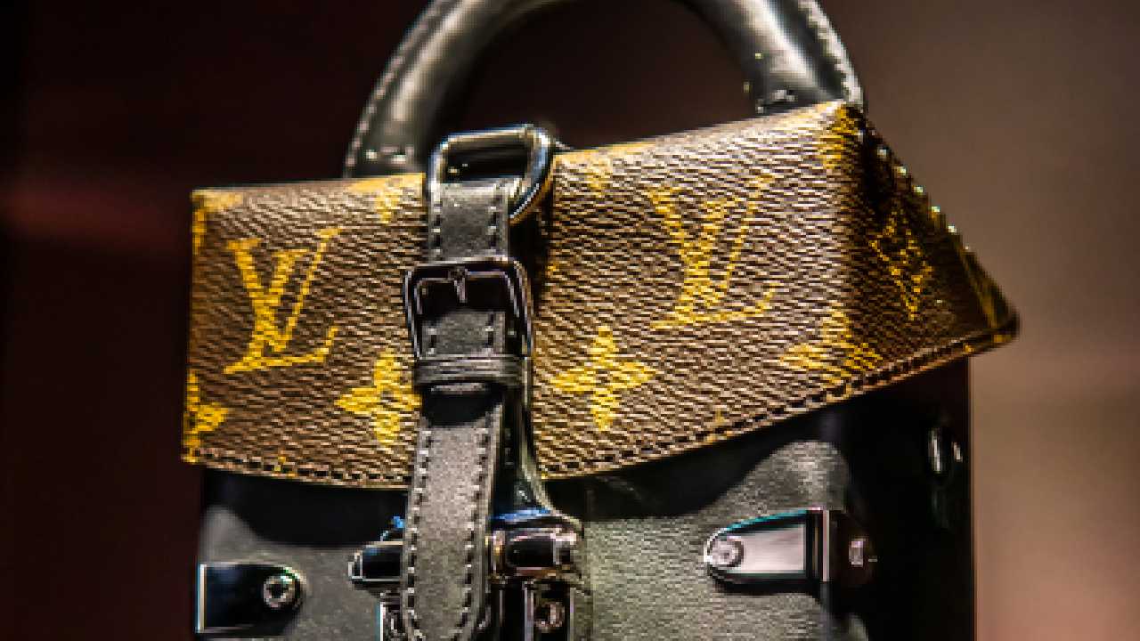 a-nova-bolsa-louis-vuitton-fox-terrier-e-o-assunto-do-momento-em-formato-de-cachorro-110625