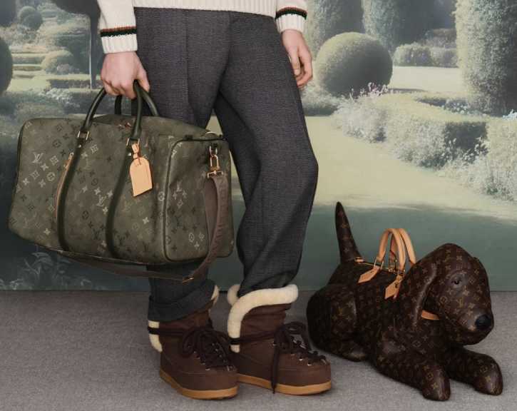 Campanha Masculina Louis Vuitton Verão 2026 com a bolsa em formato de cachoro da raça Fox Terrier.