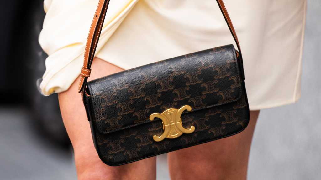 as-bolsas-classicas-da-celine-na-super-sale-mes-dos-namorados-130625