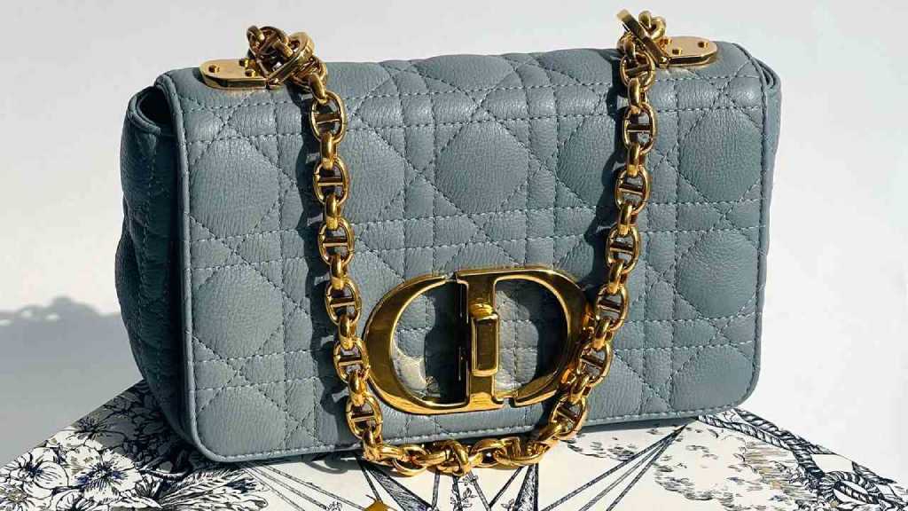 Foto da Bolsa Dior Caro criada por Maria Grazia Chiuri.