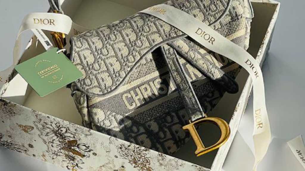 Foto da bolsa Saddle, um dos modelos criados por John Galliano e ressucitado por Maria Grazi Chiuri anos mais tarde.