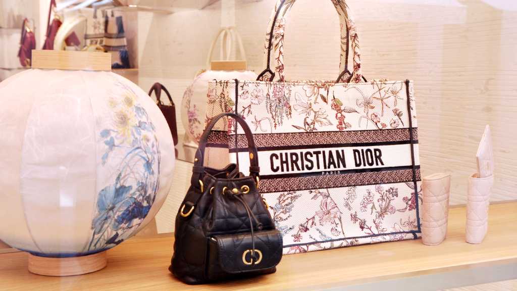 as-bolsas-dior-mais-iconicas-criadas-por-maria-grazia-chiuri-capa-120625