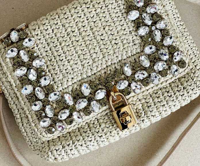 Foto de uma bolsa de crochê dolce & gabbana na super sale mês dos namorados do etiqueta única.