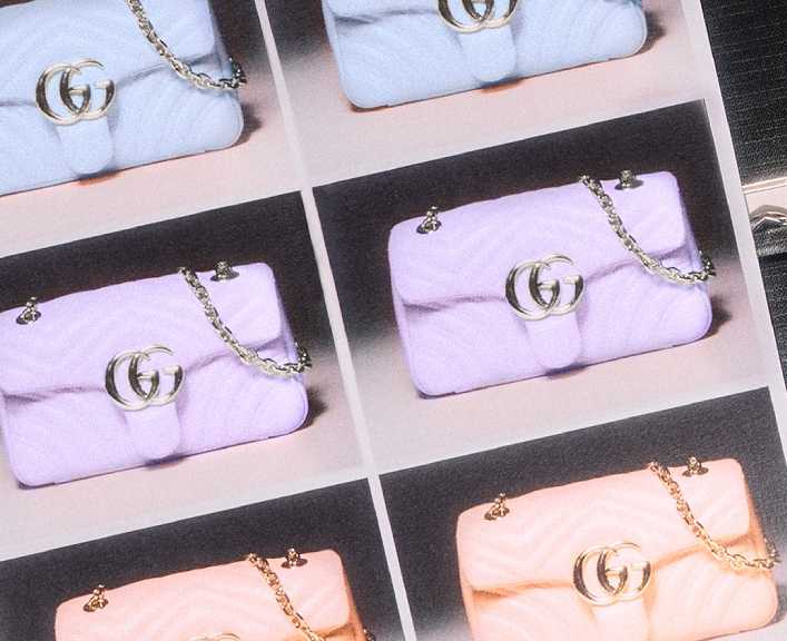 Foto de bolsas da gucci em tons pastéis.