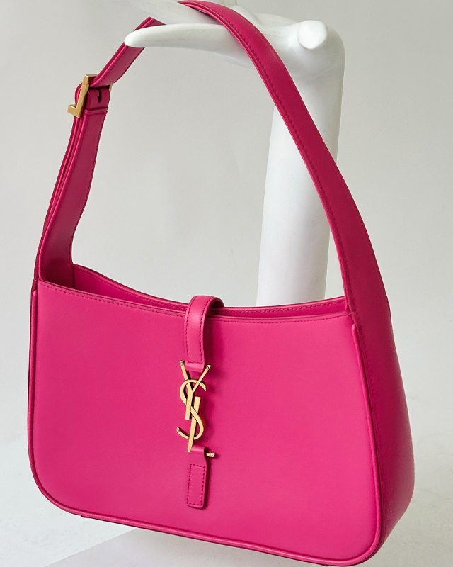 Bolsa Saint Laurent Le 5 à 7. Clique na imagem e confira mais modelos da marca!