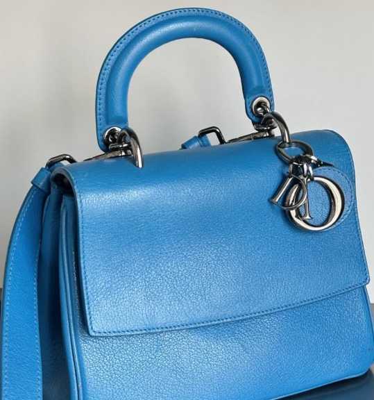 Foto da Be Dior, uma das bolsas atemprais e discretas da marca de luxo Dior.