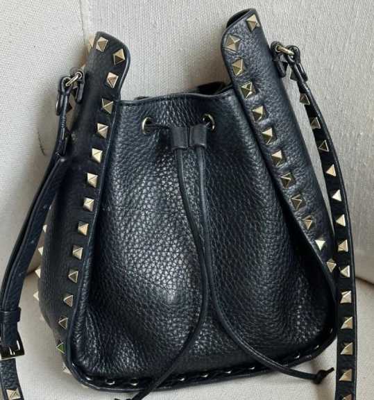 Foto de uma das bolsas atemporais e discretas da Valentino: rockstud bucket.