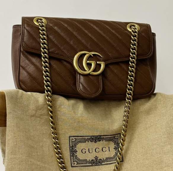 Foto de uma das bolsas de couro marrom da Gucci, modelo marmont.
