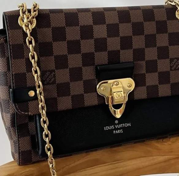 Foto de uma das bolsas de couro e lona marrom da Louis Vuitton.