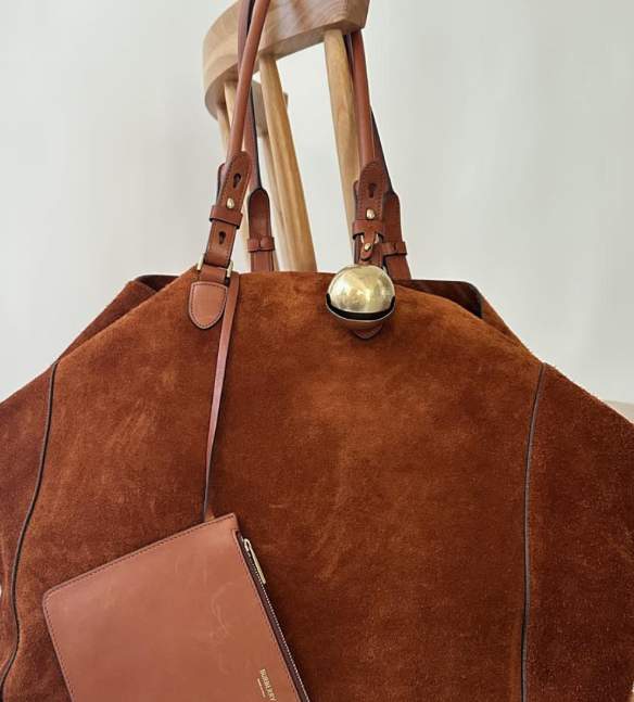 Foto de bolsa de couro camurça marrom da marca Burberry.