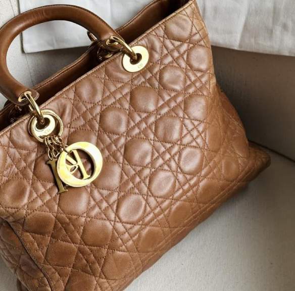 Foto de bolsa de couro marrom Lady Dior modelo vintage.