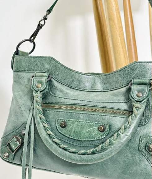 Foto de uma bolsa colorida da marca de luxo Balenciaga.