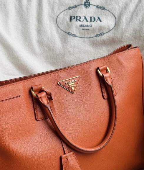 Foto d bolsa Prada Galleria na cor laranja.