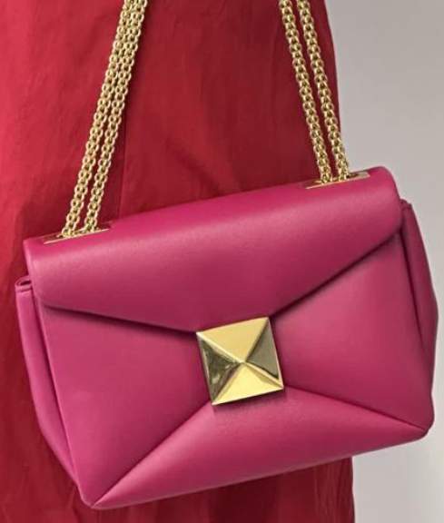 Foto da bolsa rosa vibrante da Valentino que é a cara do euro summer.