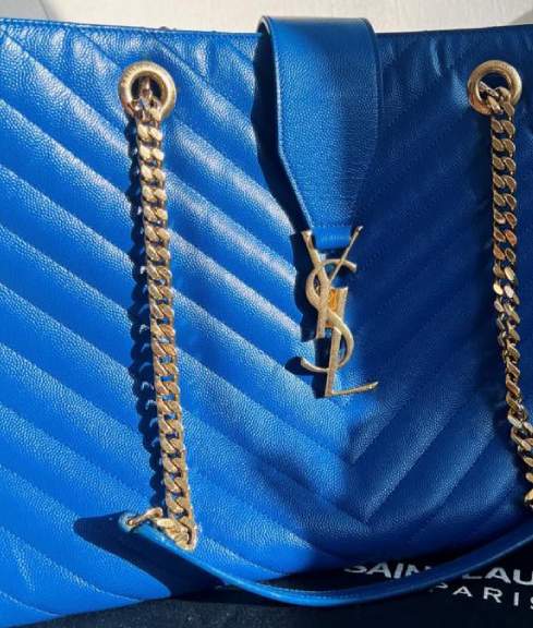 Foto de uma das bolsas coloridas da YSL para curtir o euro summer 2025.