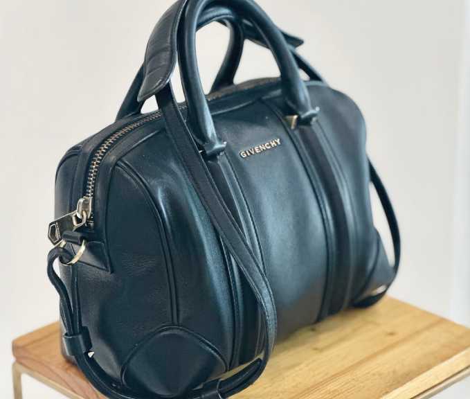 Foto de um modelo de bolsa de luxo da Givenchy.