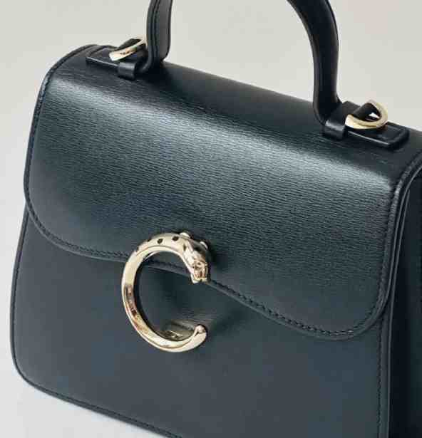Foto de uma das bolsas pretas básicas da marca de luxo francesa Cartier.