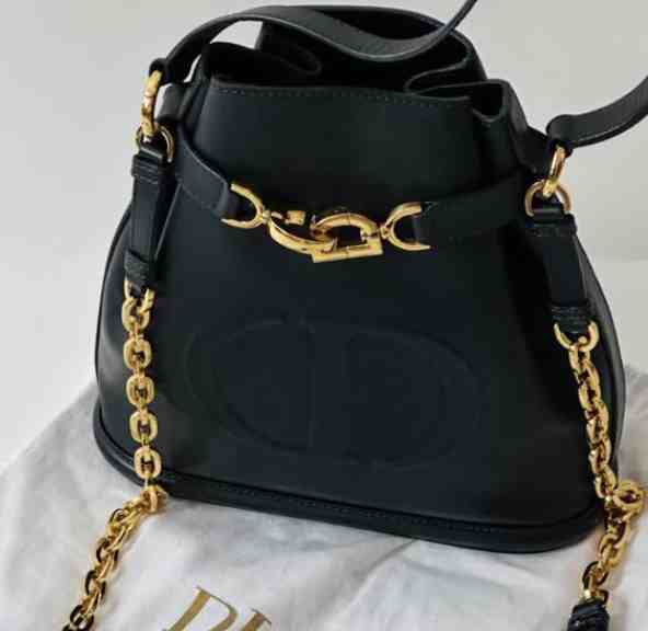Foto de uma das bolsas pretas básicas da marca de luxo francesa Dior, formato bucket.