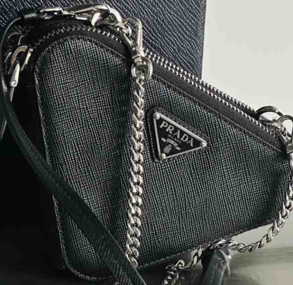 Foto de uma das bolsas pretas básicas da marca de luxo italiana Prada em formato de triângulo.