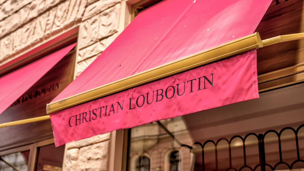 christian-louboutin-alem-dos-sapatos-conheca-o-luxuoso-hotel-vermelho-em-portugal-090625