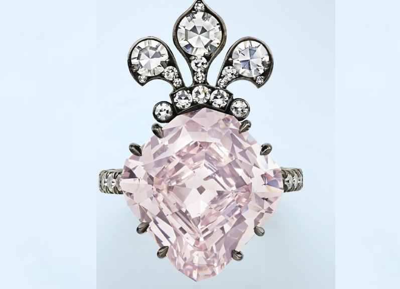 Foto da joia de Maria Antonieta com diamante rosa que foi leiloado.