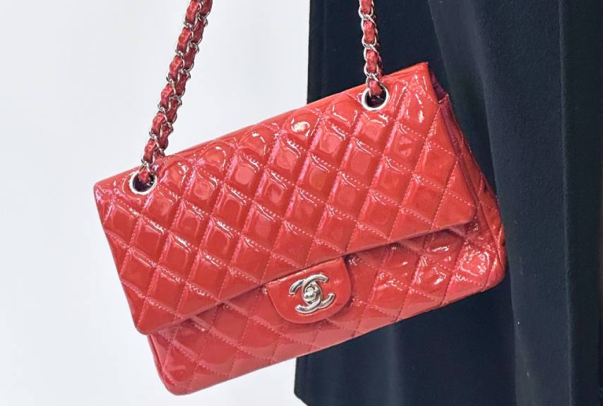 Foto da Double Flap em verniz, um dos estilos de bolsas Chanel atualizados.