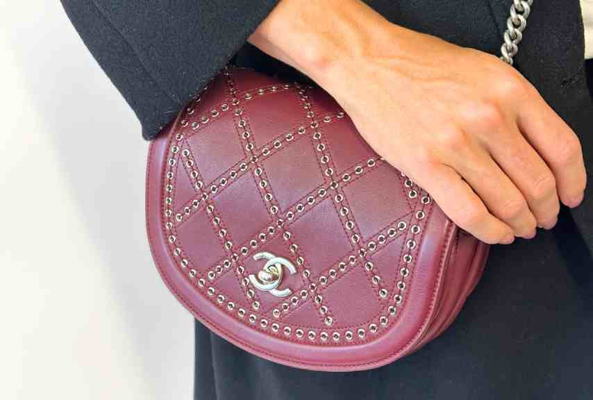 Foto de um dos estilos de bolsas Chanel com pegada mais boho com ilhoses em todo o couro.