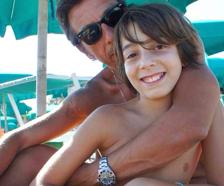 Imagem de Pierpaolo, atual estilista da Balenciaga, em foto intíma com um dos seus filhos, Pietro.