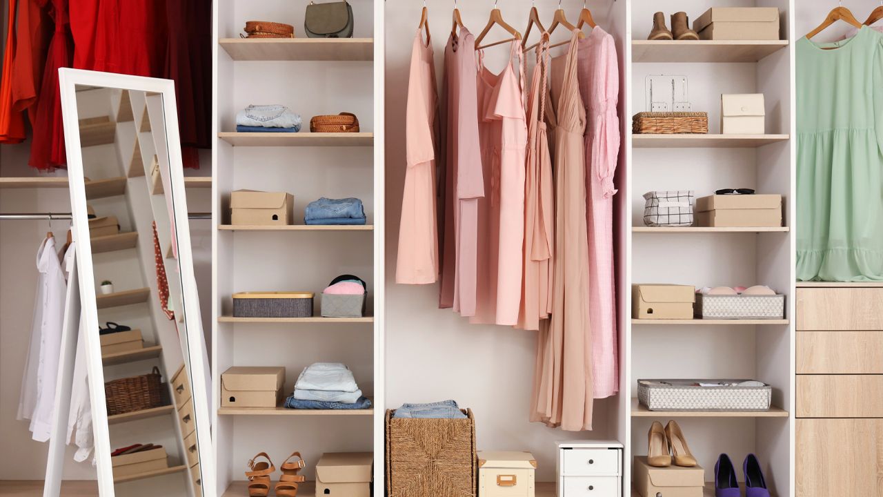 Organizar o armário com frequência é uma ótima maneira de praticar a moda sustentável.