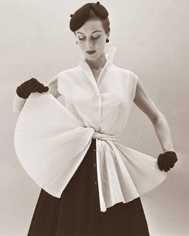 Look da primeira coleção de Givenchy em 1952. (Foto: Reprodução/Glamour Daze)