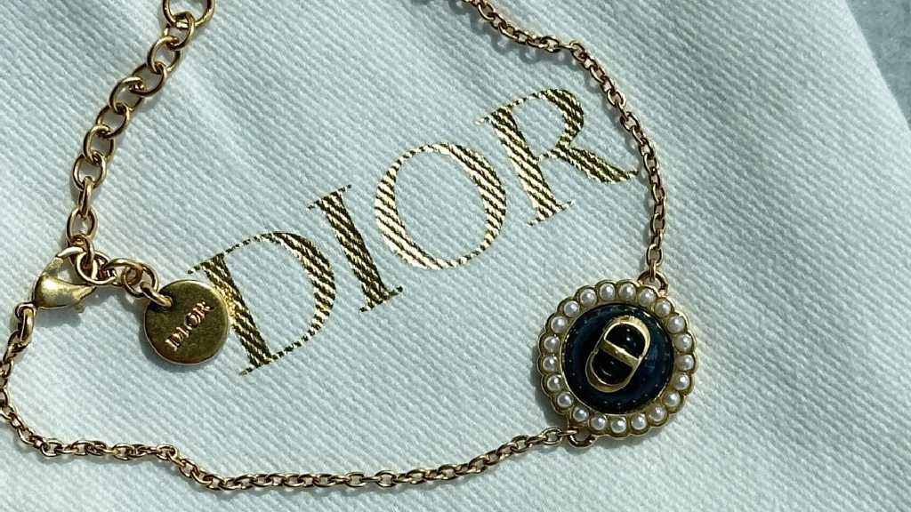 Foto de pulseira Dior no gidt guide dia dos namoraos do etiqueta única.
