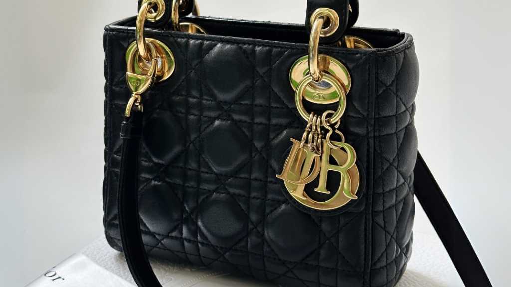 Foto de bolsa lady dior mini, um dos acessórios de grife para presentear no dia dos namorados.